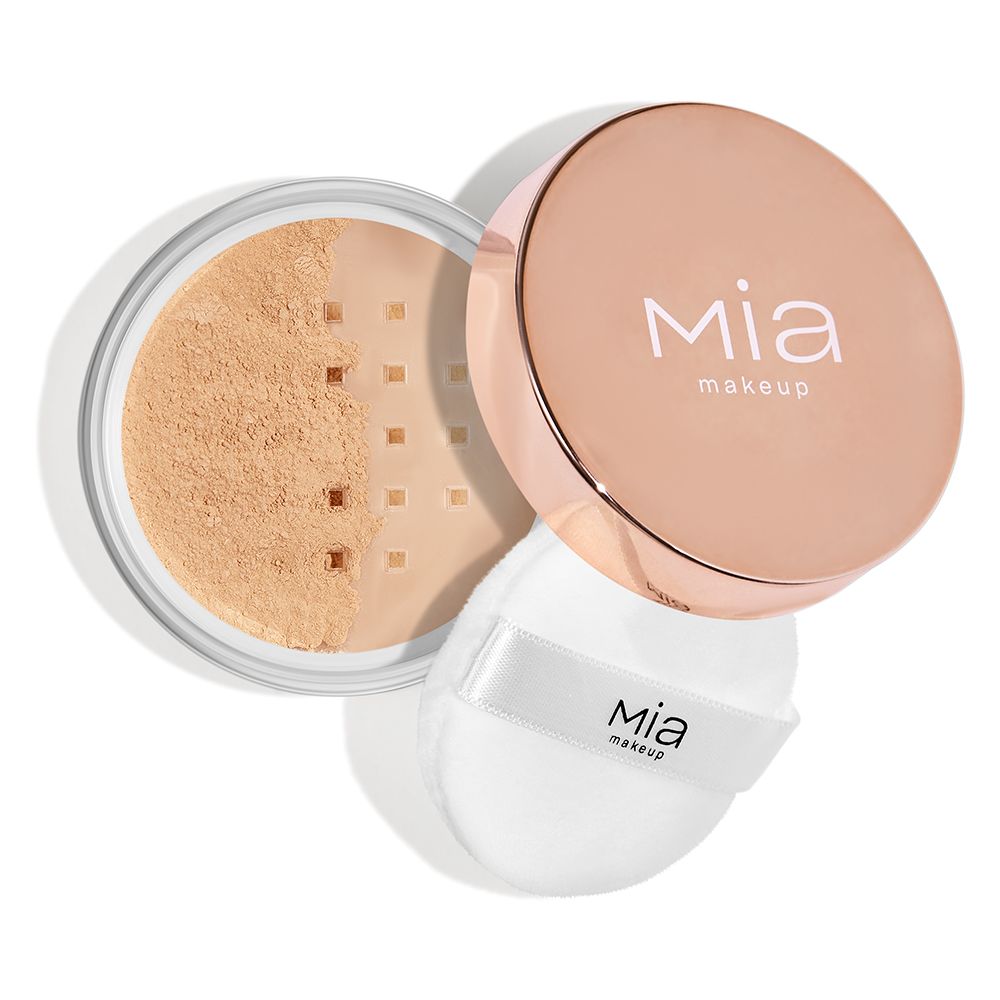 Cipria libera Mia Makeup. Un barattolo rotondo aperto con cipria in polvere, un coperchio rosa e un piumino bianco. Il coperchio porta il marchio "mia makeup". La polvere è beige chiaro. Il piumino ha un manico bianco con il marchio.