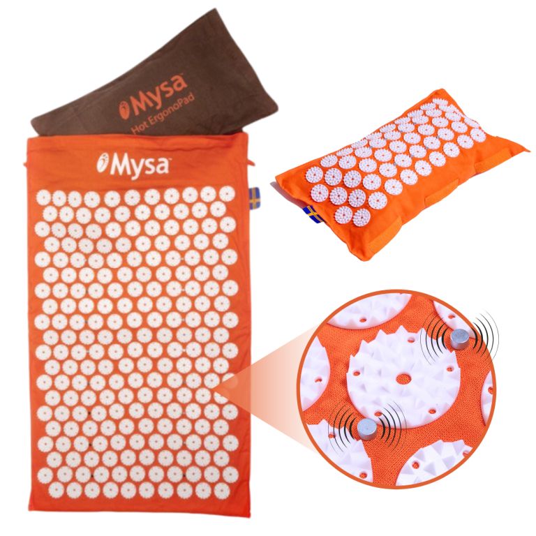 Orangefarbenes Akupressurkissen und -matte mit weißen Noppen. Braune Tasche mit Logo. Detailansicht der Noppen.