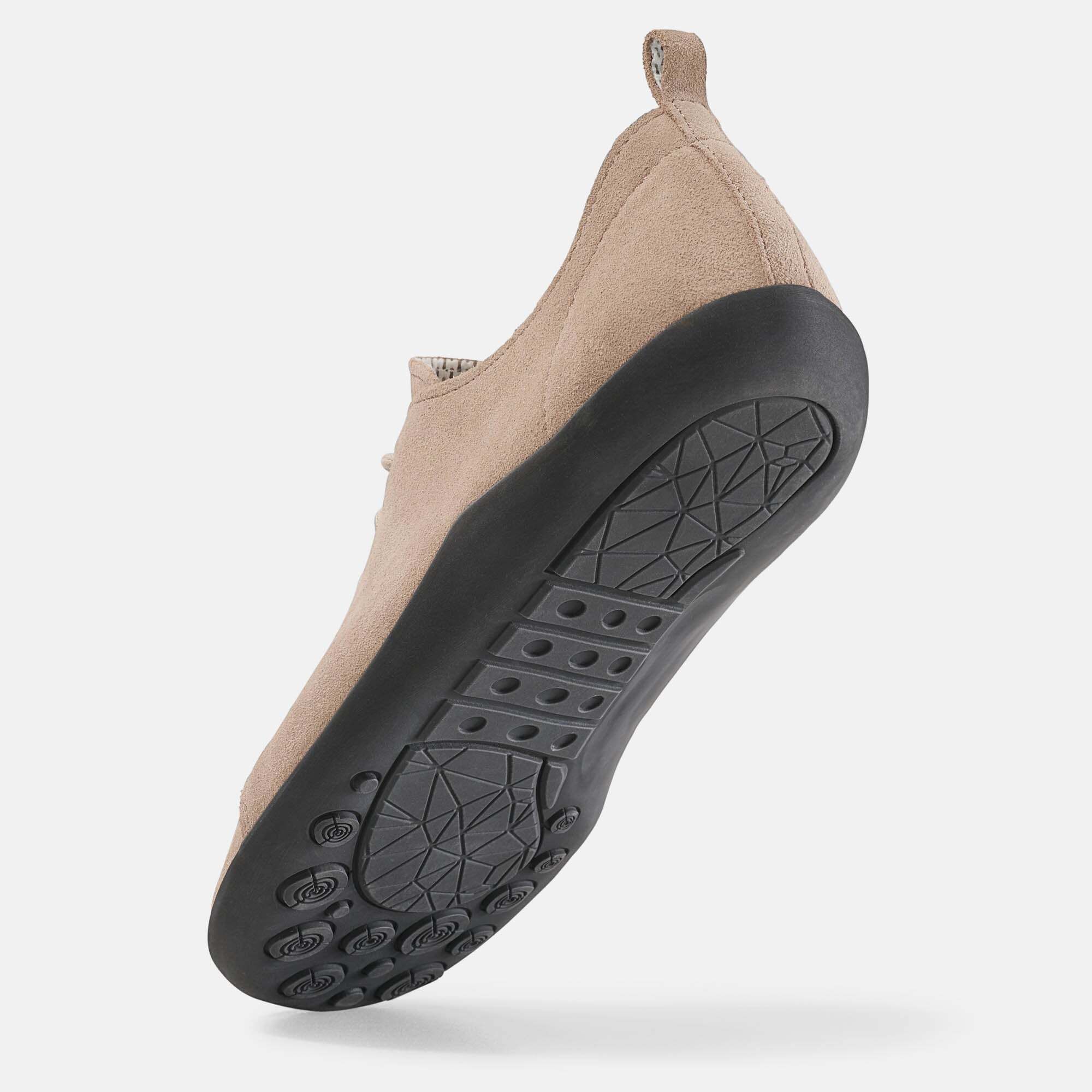 Beigefarbener Schnürschuh von unten. Schwarze Sohle mit Profil. Auf der Sohle steht BÄR.