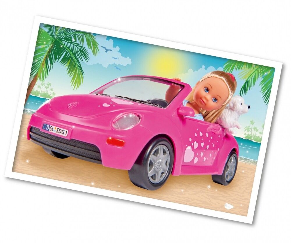 Rosa Spielzeugauto mit Puppe und Hund, vor Strandkulisse. Puppe sitzt im Auto. Weißer Rahmen.