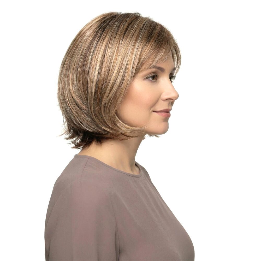 Perücke Maren von trendhair. Kurzer, brauner Bob mit Pony. Frau mit Perücke, Seitenansicht.