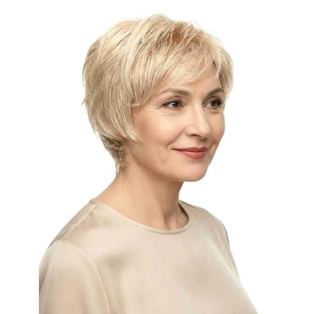 Blonde Perücke mit kurzem Schnitt. Dreiviertelansicht einer Frau mit beigem Oberteil. Natürlicher Look.