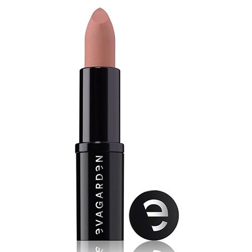Lippenstift mit matter Textur. Schwarze Hülse mit Schriftzug „evagarden“. Abnehmbare Kappe. Nude-Farbe.