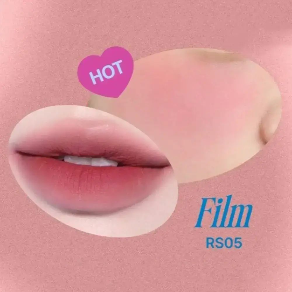 Lippen und Wangen mit rosa Farbton. Text: "Film RS05" und ein Herz mit "HOT". Auf rosa Hintergrund.