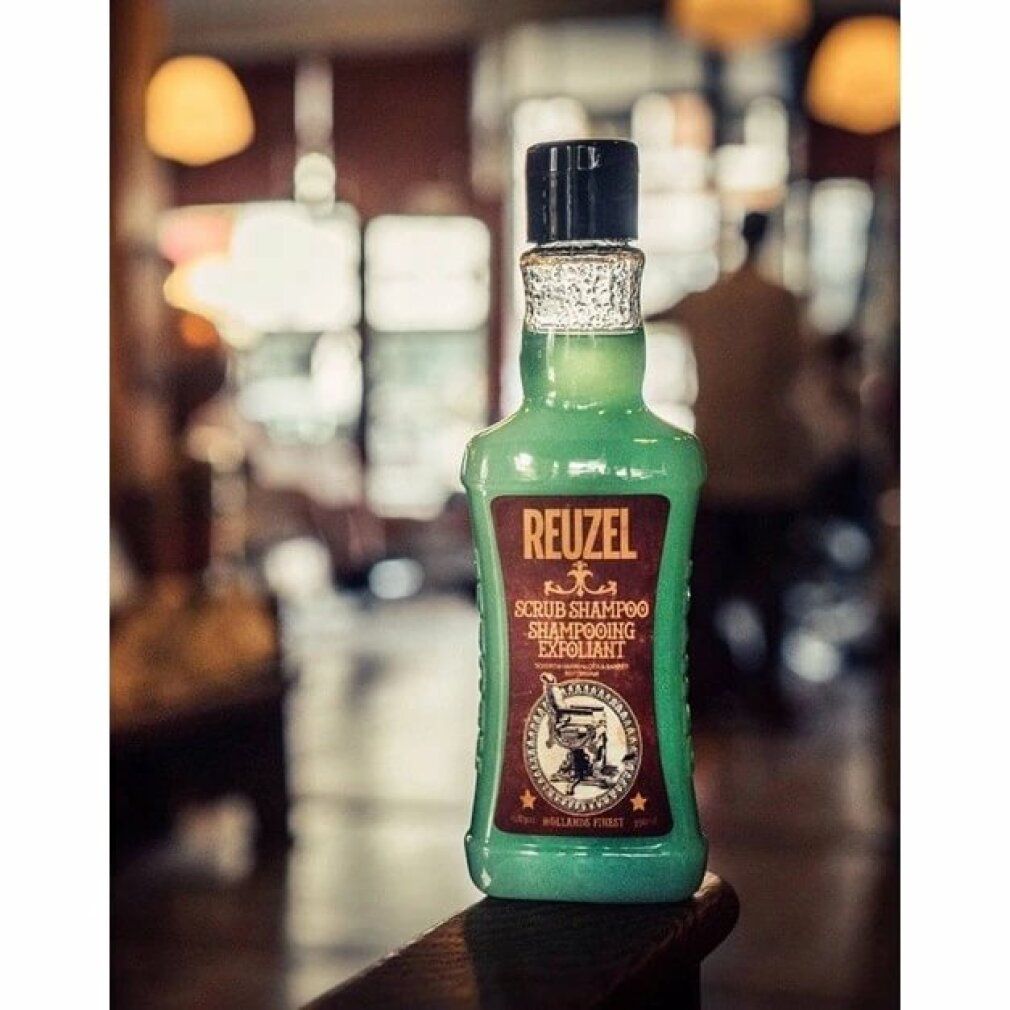 Reuzel Scrub Shampoo Flasche auf einem Tisch, unscharfer Hintergrund.