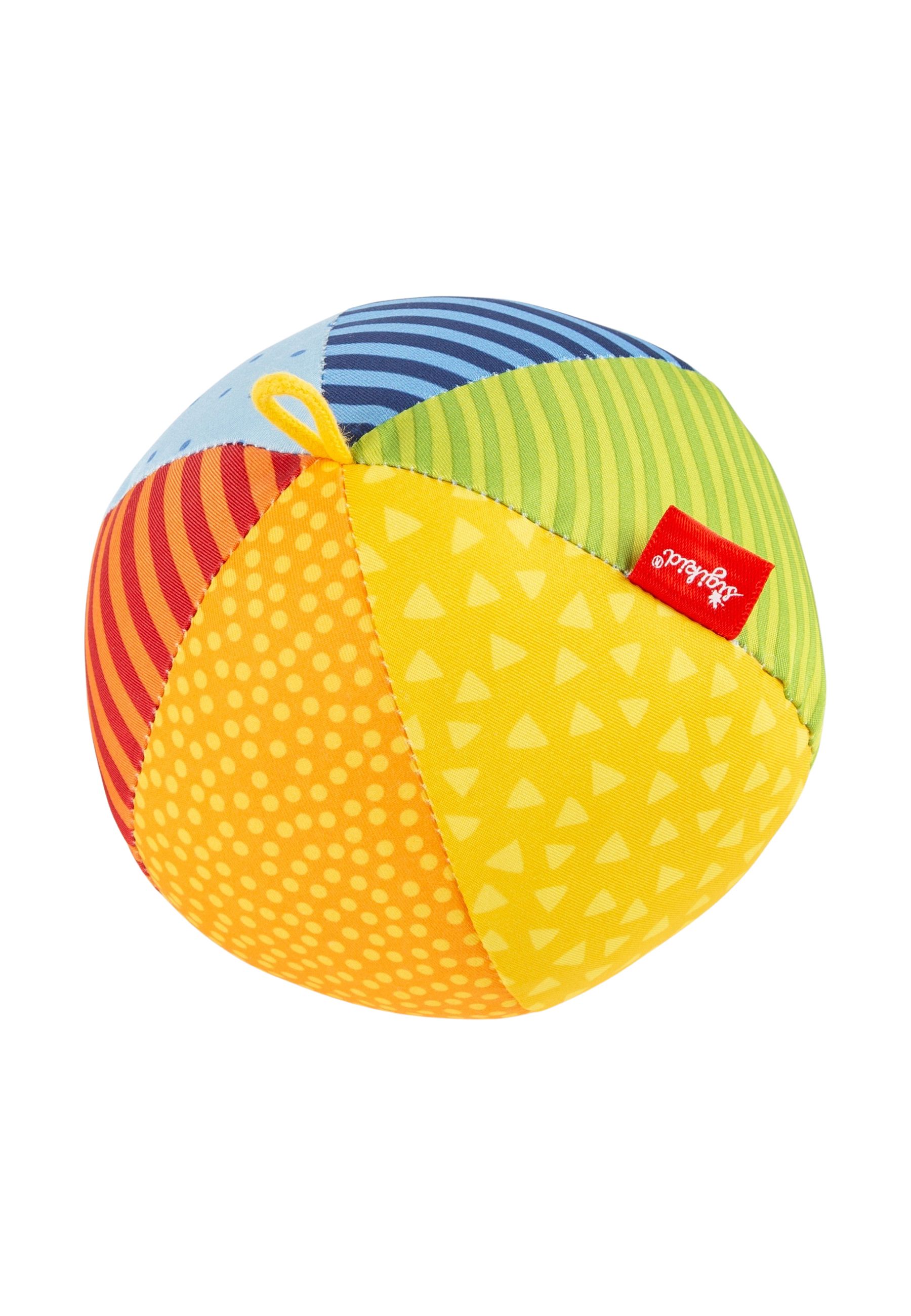 Bunter Stoffball mit verschiedenen Mustern und einem gelben Aufhänger. Rotes Etikett mit Logo.
