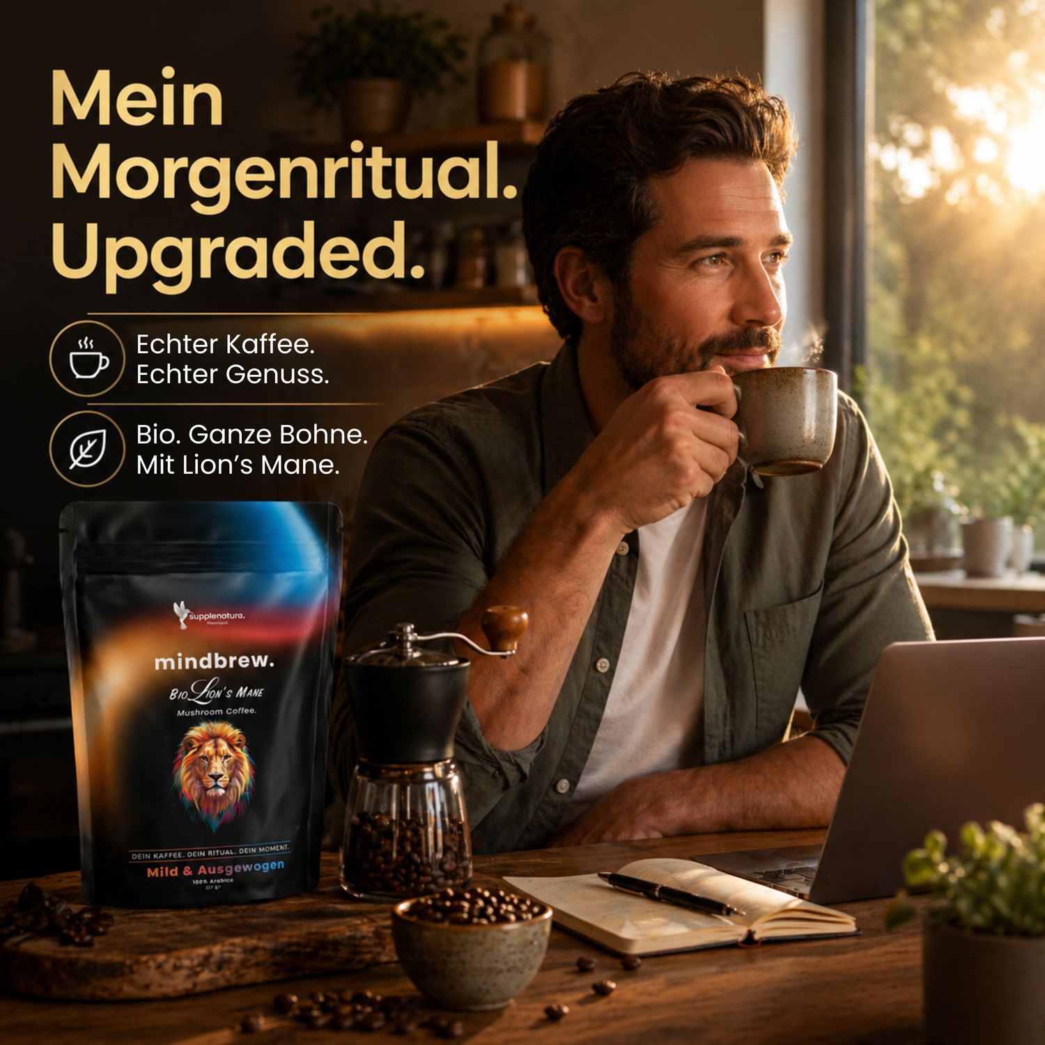 Mann trinkt Kaffee am Schreibtisch. Daneben liegen Mindbrew Pilzkaffee-Packung, Kaffeemühle und Bohnen.