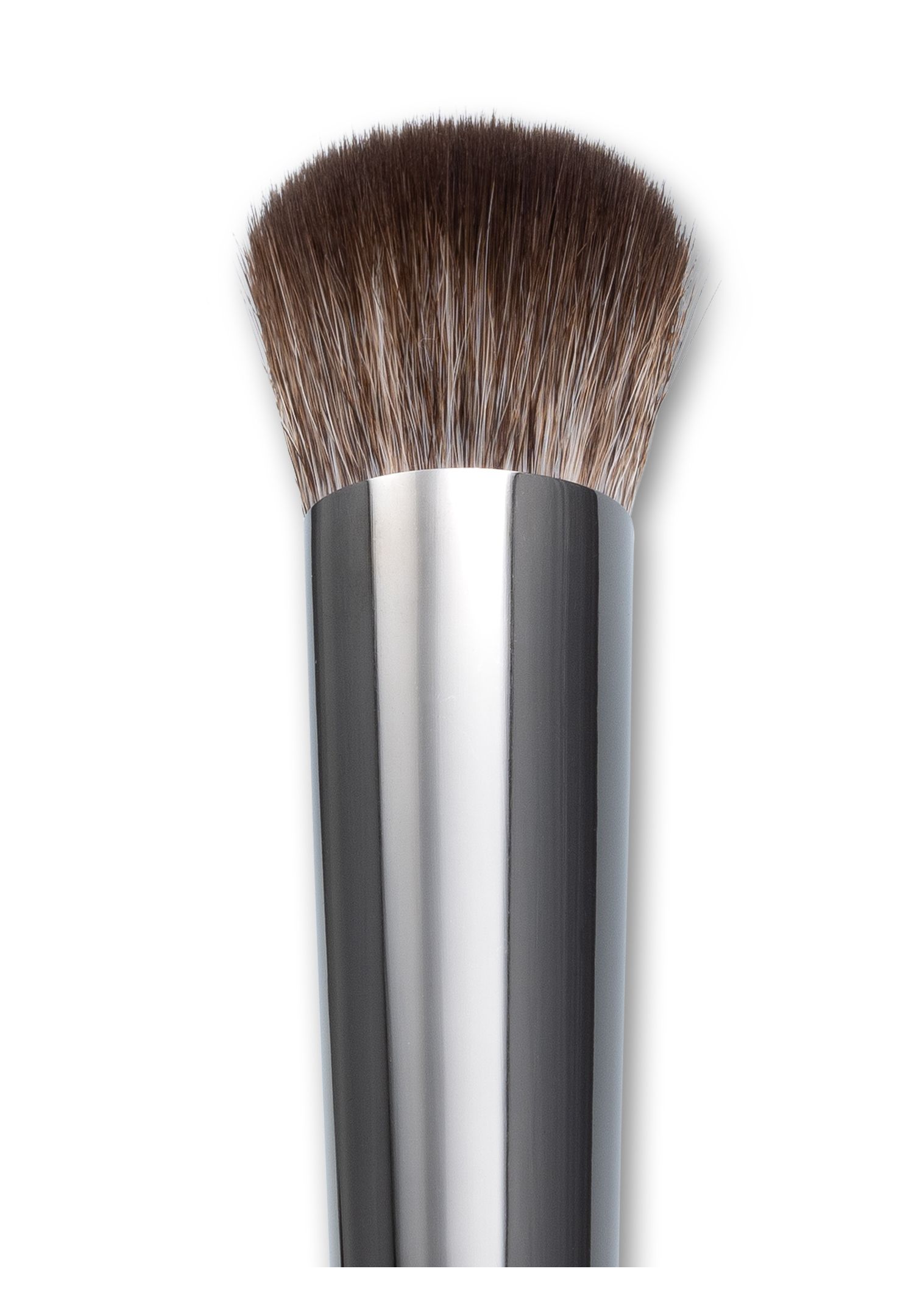 Foundationpinsel mit silbernem Metallgriff und braunen Borsten. Nahaufnahme, isoliert auf weißem Hintergrund.
