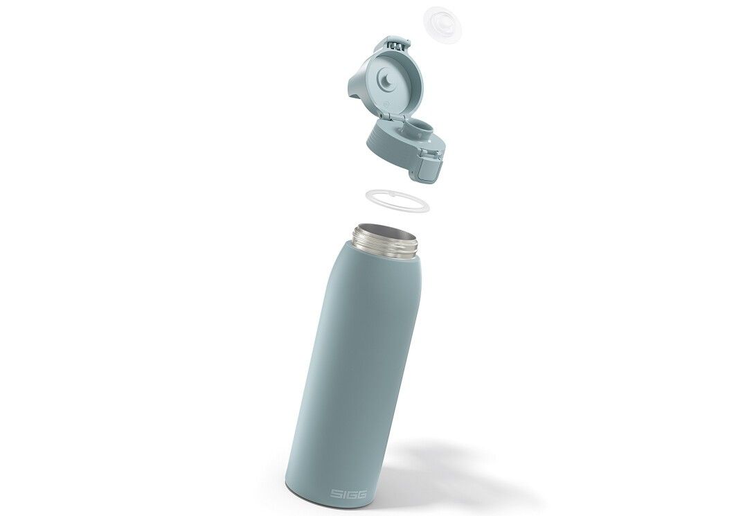 Hellblaue Isolierflasche, zerlegt. Deckel, Dichtungsring und Flaschenkörper getrennt dargestellt.