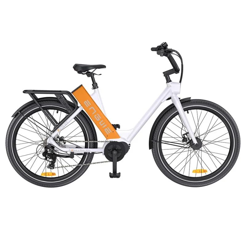 Weißes Elektrofahrrad mit schwarzem Gepäckträger und Reifen. Orangefarbener Akku mit ENGWE-Logo. Schwarzer Sattel.