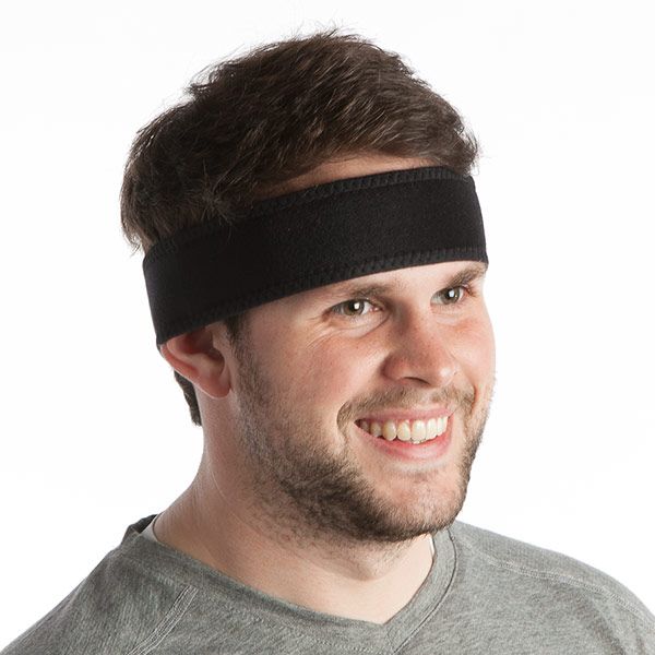 Mann mit schwarzem Stirnband. Das Band bedeckt die Stirn. Der Mann lächelt. Nahaufnahme, weißer Hintergrund.