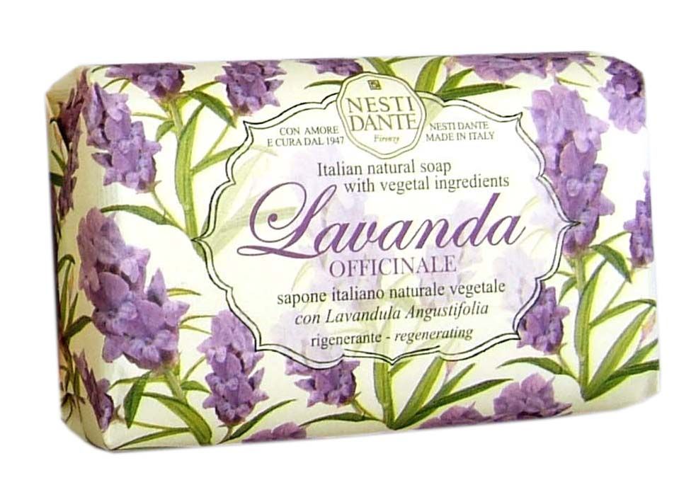 Seife mit Lavendel-Blütenmuster. Aufschrift: Lavanda Officinale, italienische Naturseife mit pflanzlichen Inhaltsstoffen.