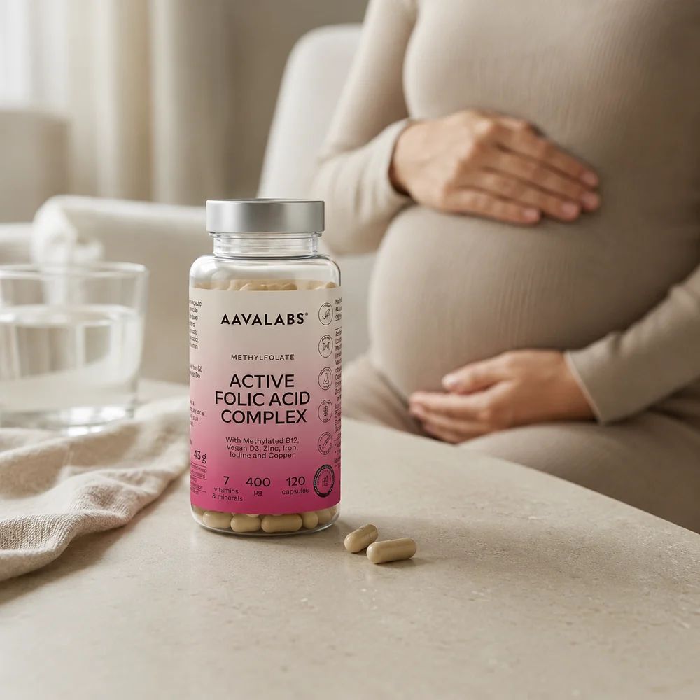 Flasche Aavalabs Folsäure Komplex neben schwangerer Frau.