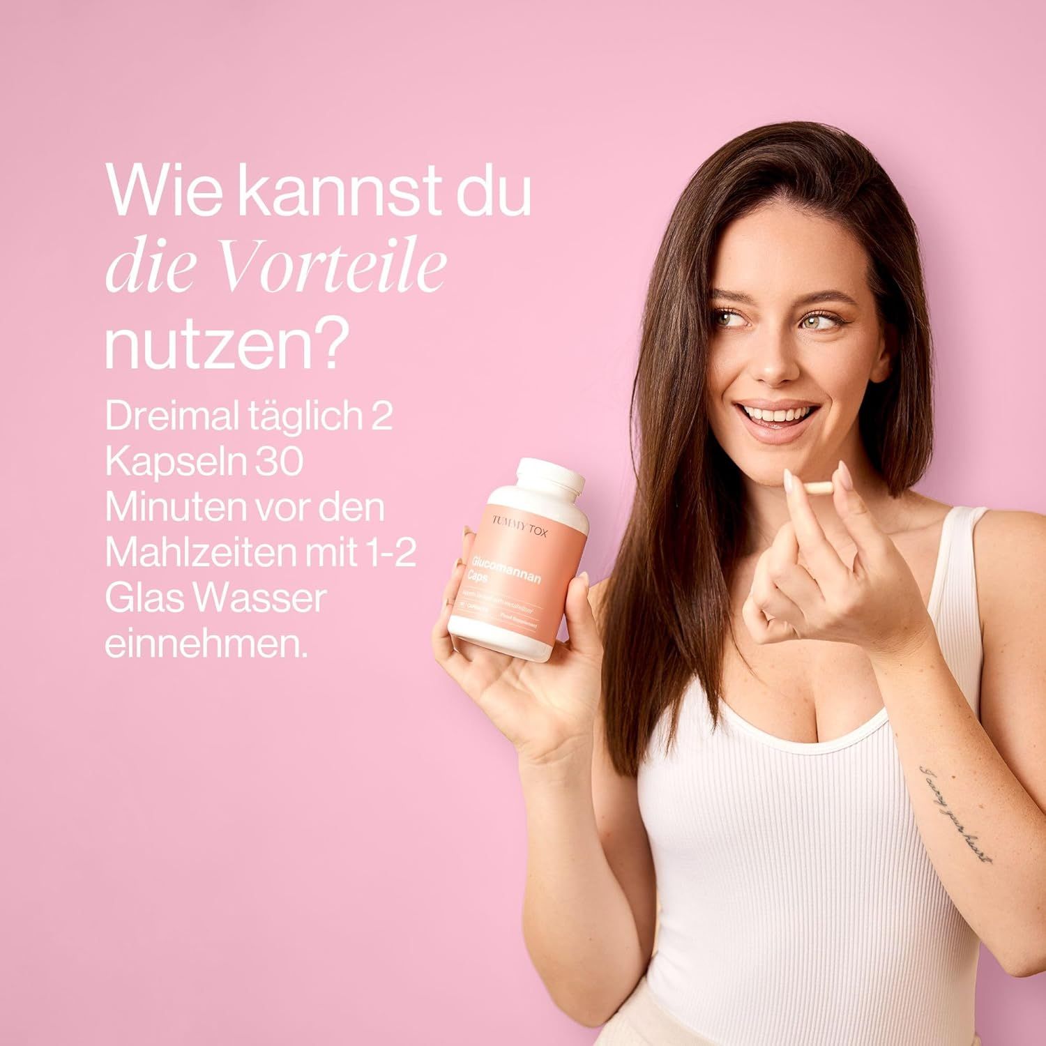 Frau hält Flasche und Kapsel. Aufschrift: Tummy Tox, Glucomannan Caps. Text: 2 Kapseln 30 Minuten vor Mahlzeiten mit Wasser.