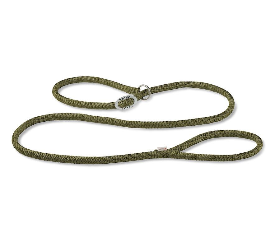 Olivefarbene Moxonleine. Seil mit Schlaufen und Metallringen. Auf einem Ring ist der Markenname "Wolters" zu sehen.