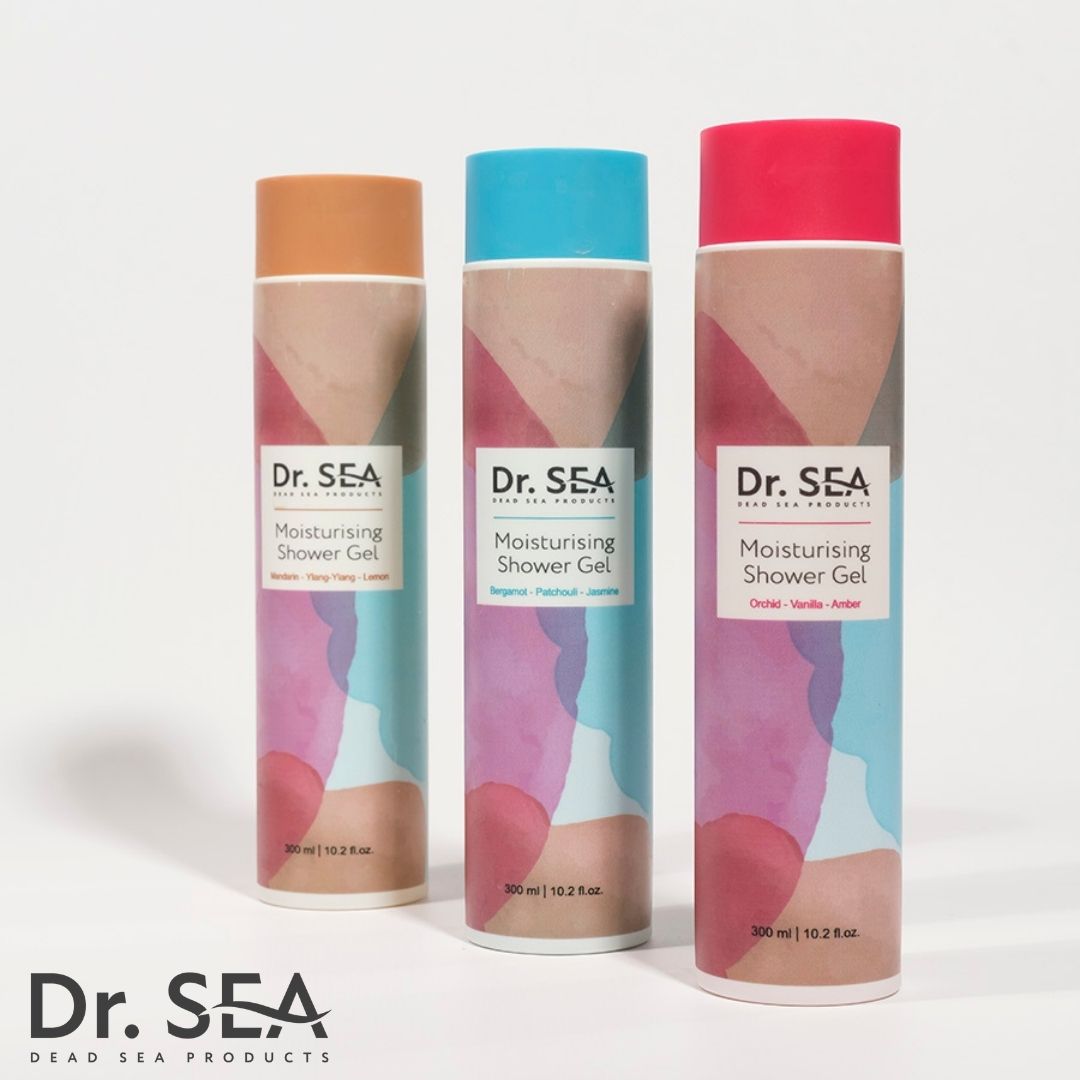 Tre flaconi di gel doccia Dr. SEA. Colori: marrone, blu, rosso. Scritta: Moisturising Shower Gel. 300 ml. Logo Dr. SEA.