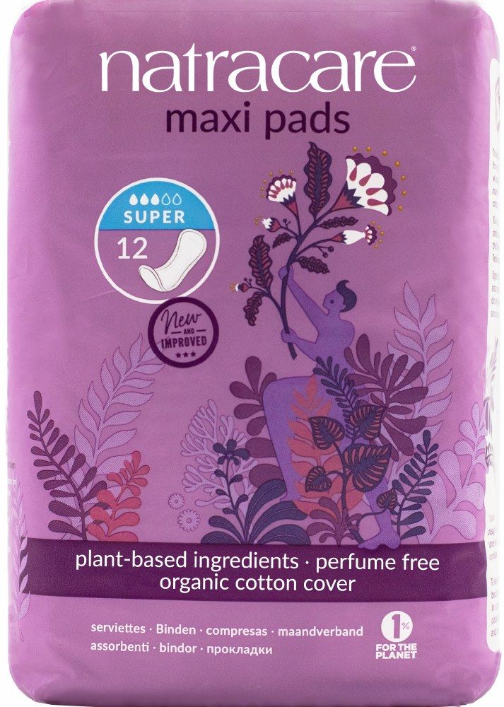 Verpackung von Natracare Maxi Pads Super. Lila Verpackung mit floralem Design. Enthält 12 Binden. Text: "plant-based ingredients, perfume free, organic cotton cover".