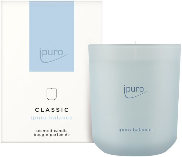 Hellblaue Duftkerze mit Docht neben weißer Verpackung mit Logo und Schriftzug 'ipuro balance'.