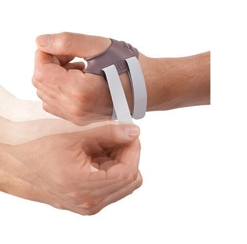 Handorthese mit Daumenfixierung. Graues Kunststoffteil mit weißen Klettbändern. Am Handgelenk befestigt.