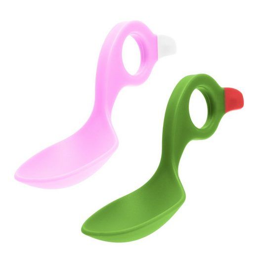 Zwei Babylöffel in Rosa und Grün. Löffelform mit Griff und Loch. Rosa Löffel mit weißer Spitze, grüner Löffel mit roter Spitze.