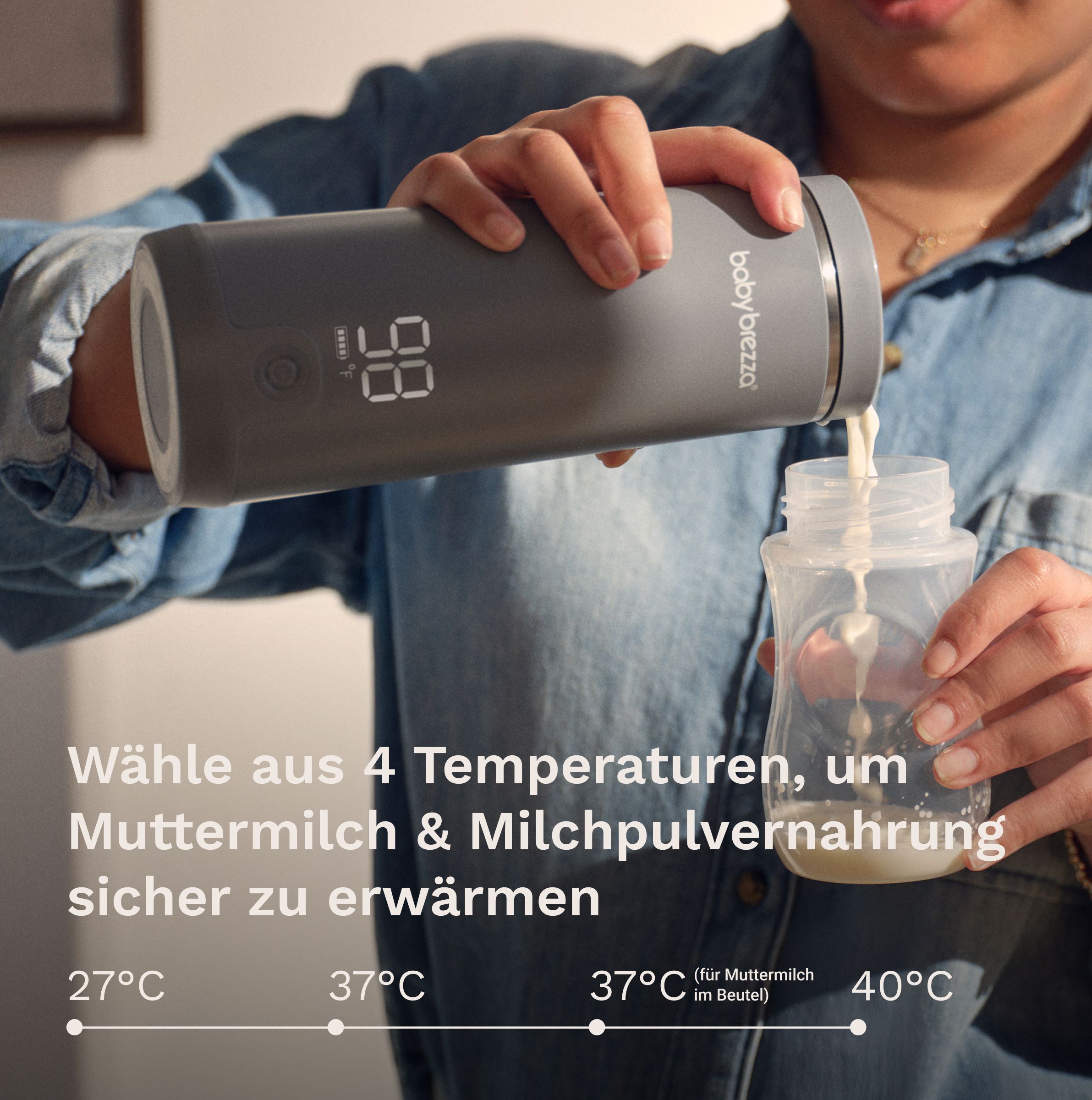 Grauer Tragbarer Muttermilch- & Wasserwärmer mit digitaler Anzeige, der Milch in eine Flasche gießt.