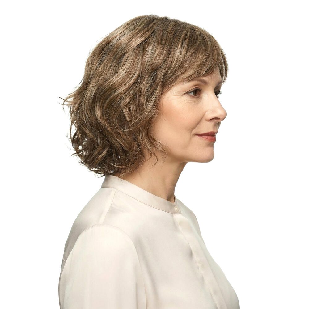 Frau mit Perücke, Blick zur Seite. Gewelltes Haar, helle Farbe, weißer Hintergrund.