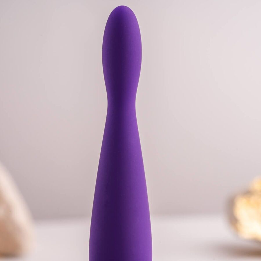 Nahaufnahme: Lila Vibrator. Abgerundete Spitze. Glatte Oberfläche.