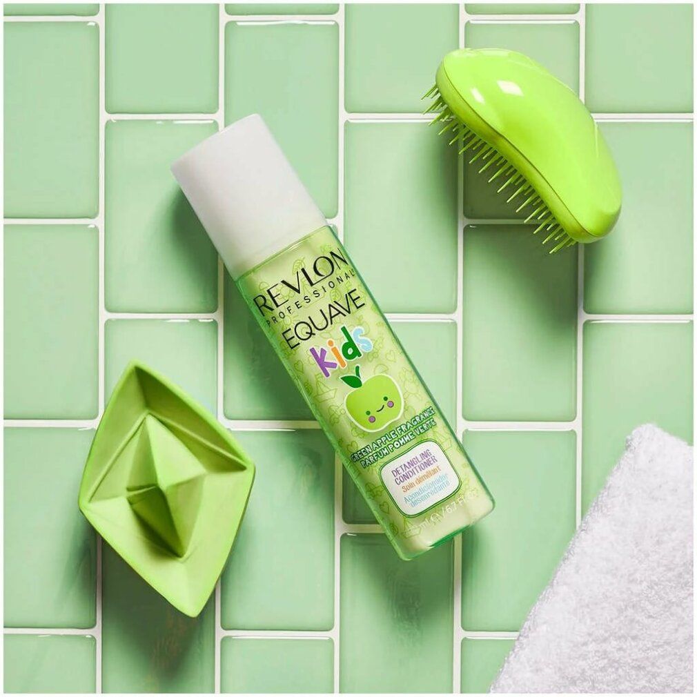 Grüne Flasche, grüne Bürste, grüner Behälter, weißes Handtuch. Aufschrift: Revlon Equave Kids, Apfel-Duft, Detangling Conditioner.