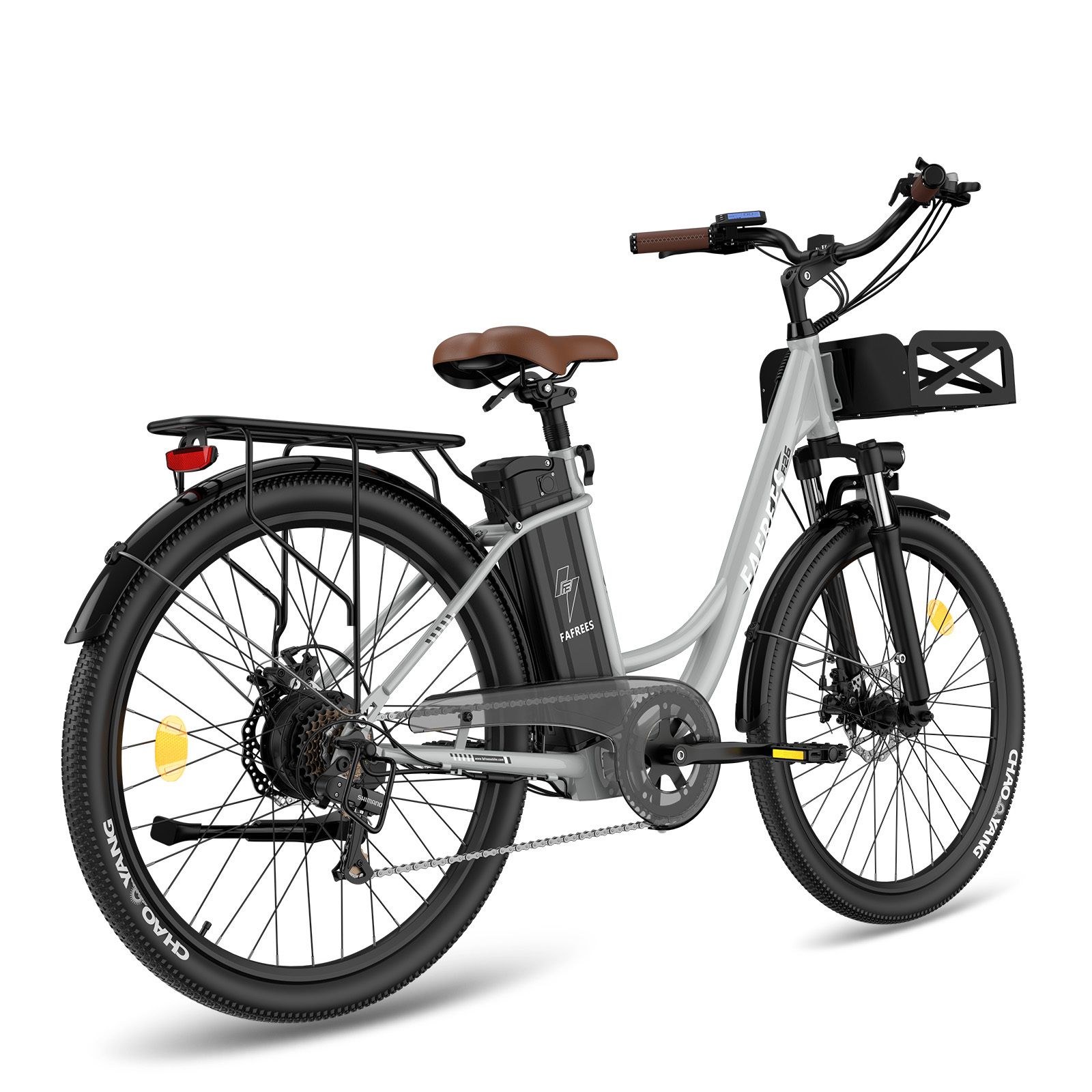 Elektrisches Fahrrad, silberner Rahmen, brauner Sattel und Lenkergriffe, schwarze Reifen, Korb vorne, Gepäckträger hinten.