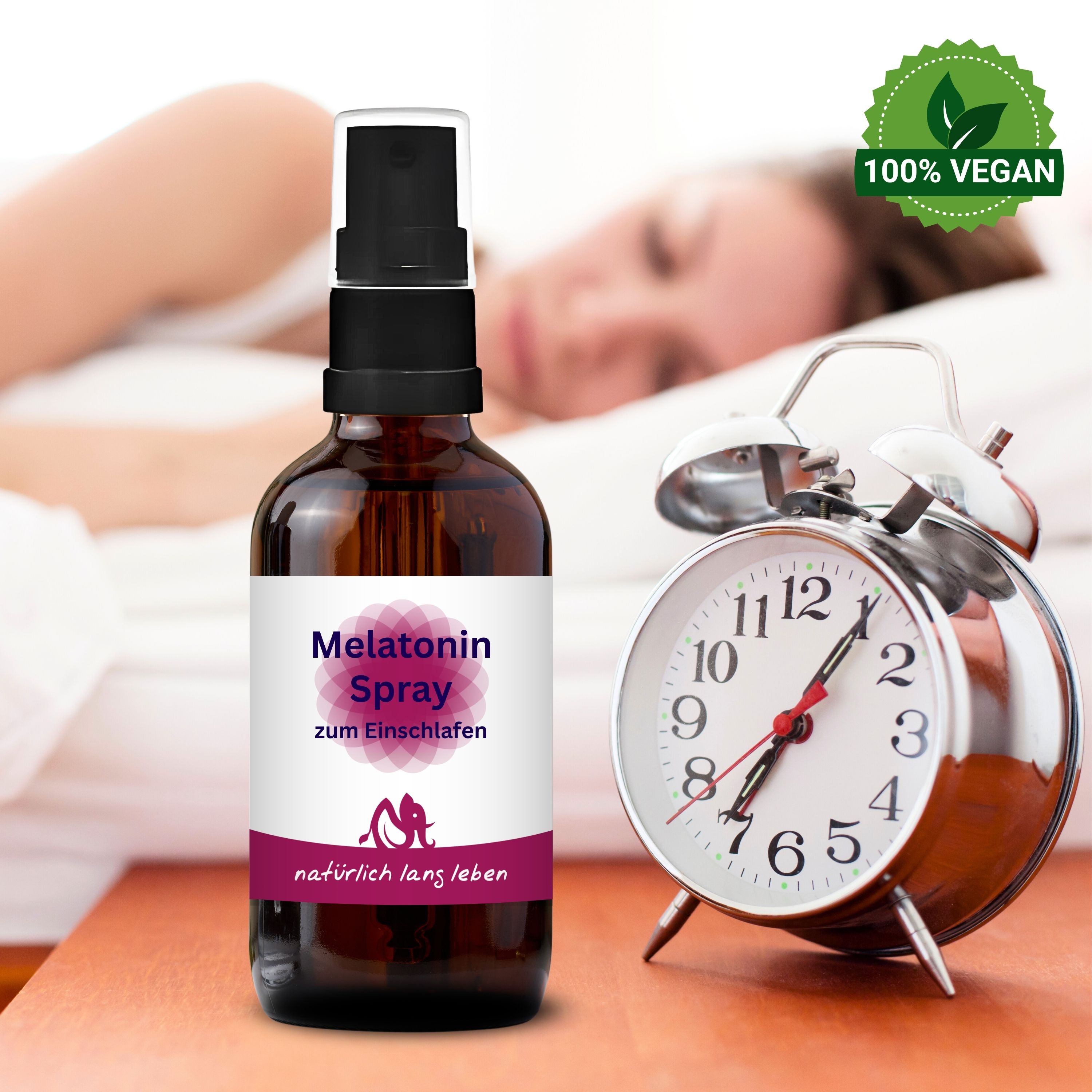 Braune Flasche "Melatonin Spray" neben einem Wecker und einer schlafenden Person im Hintergrund. 100% Vegan-Siegel.
