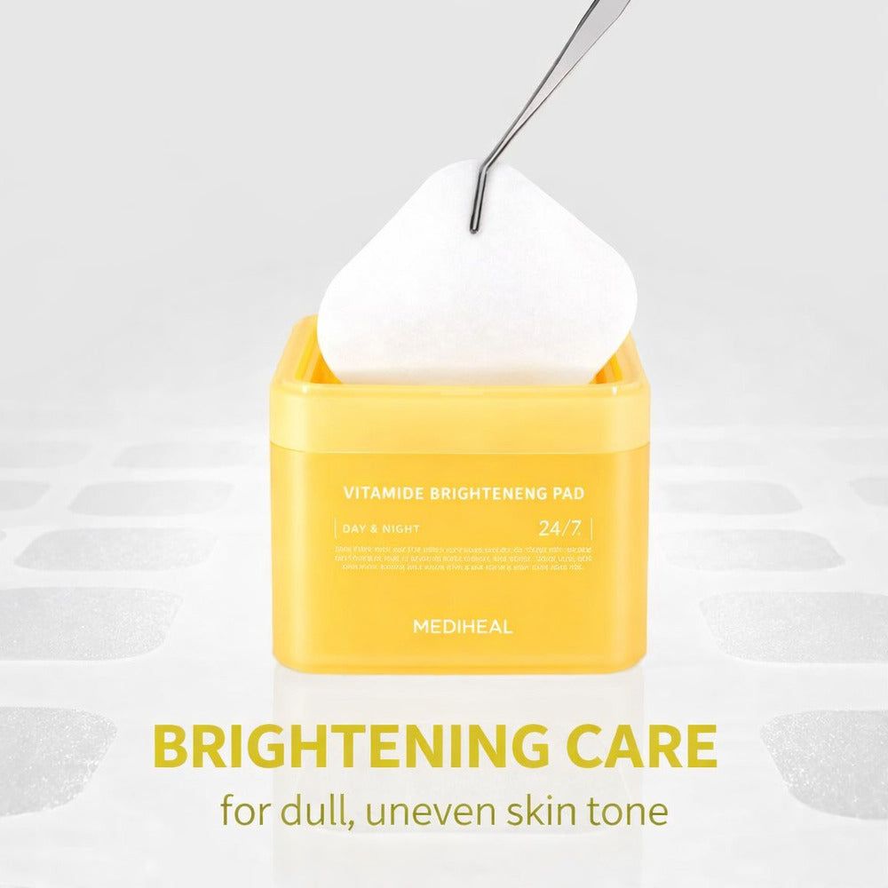 Mediheal Vitamide Brightening Pad in gelber Verpackung, ein Pad wird mit einer Pinzette herausgenommen.