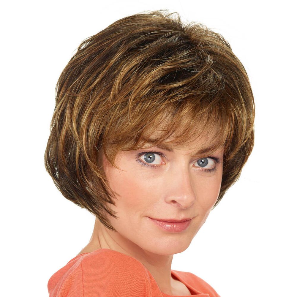 Perücke Michelle von Lofty. Kurze, braune Kunsthaarperücke mit gewellter Struktur. Frontalansicht einer Frau.