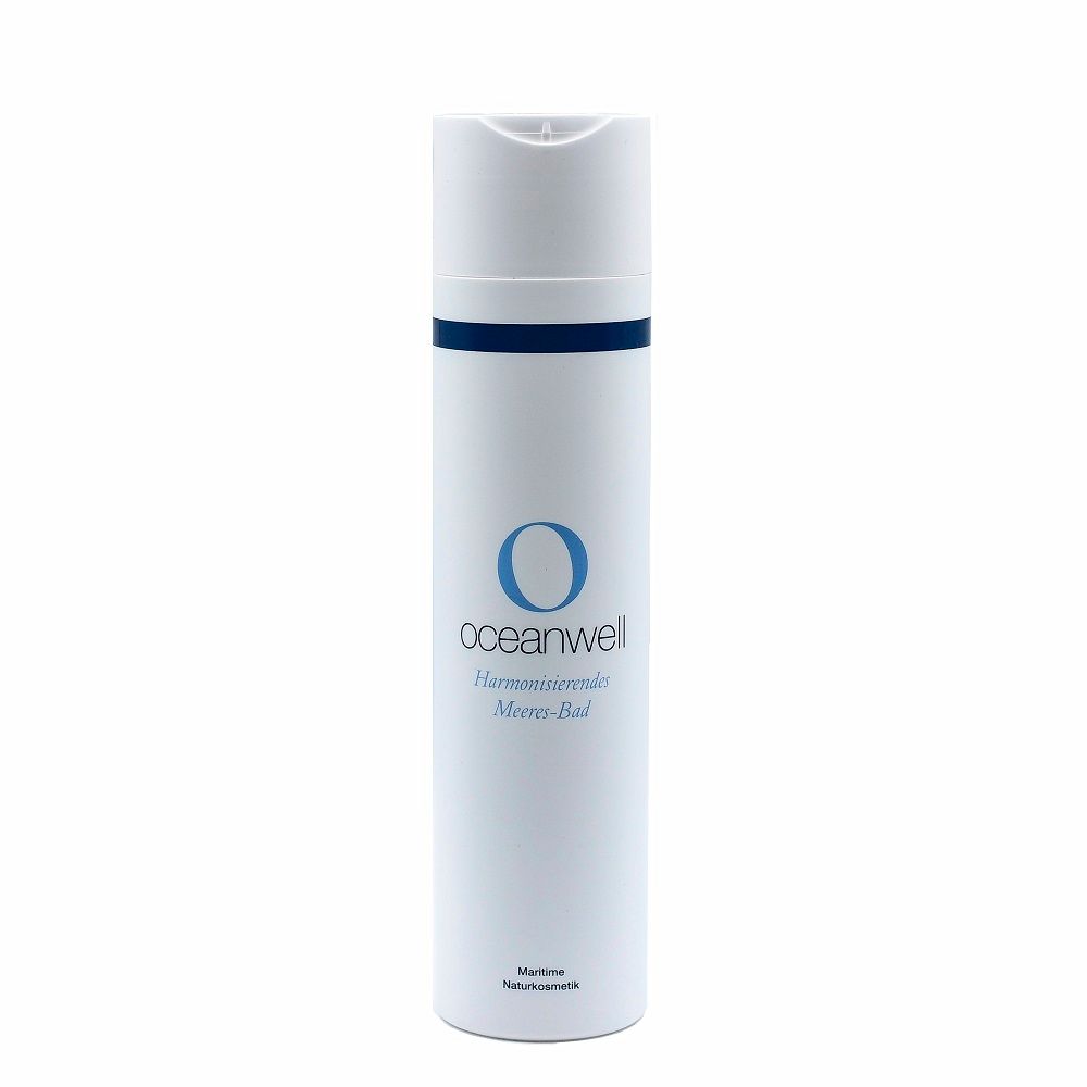 Weiße Flasche mit blauem Streifen und Logo. Text: oceanwell Harmonisierendes Meeres-Bad. Maritime Naturkosmetik.