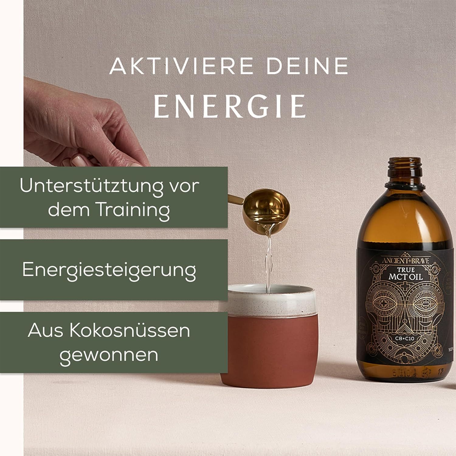 Eine Hand gibt mit einem goldenen Löffel Flüssigkeit in eine Tasse. Daneben steht eine Flasche MCT-Öl. Text: 'AKTIVIERE DEINE ENERGIE'.