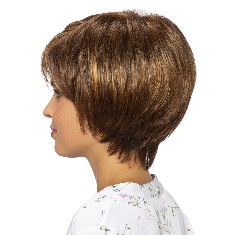Kurzhaarperücke mit braunen und blonden Strähnen. Seitenansicht einer Frau mit Perücke. Die Perücke hat einen Pony.