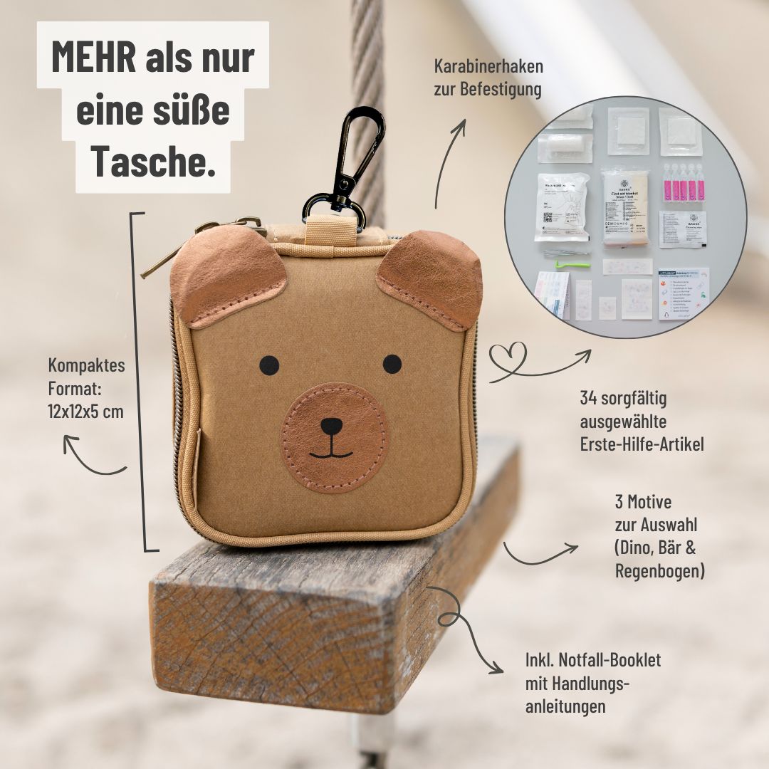 Erste-Hilfe-Tasche in Bärenform, kompakt (12x12x5 cm), mit Karabinerhaken und Übersicht der Inhalte.