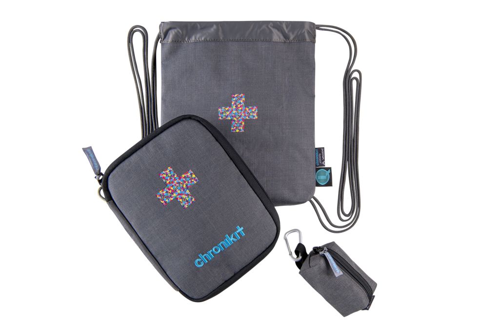 Drei graue Taschen. Eine große Tasche mit Kordelzug, eine kleine Tasche mit Reißverschluss und eine weitere kleine Tasche mit Karabinerhaken.