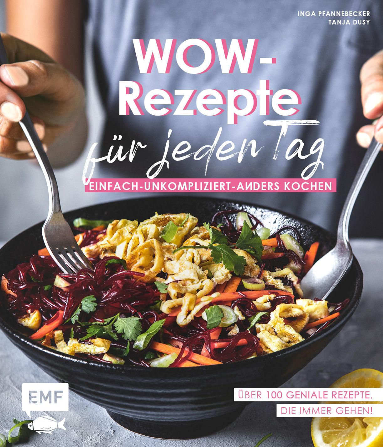 Kochbuch mit dem Titel "WOW-Rezepte für jeden Tag". Auf dem Cover ein Gericht in einer schwarzen Schüssel, gehalten von Händen.