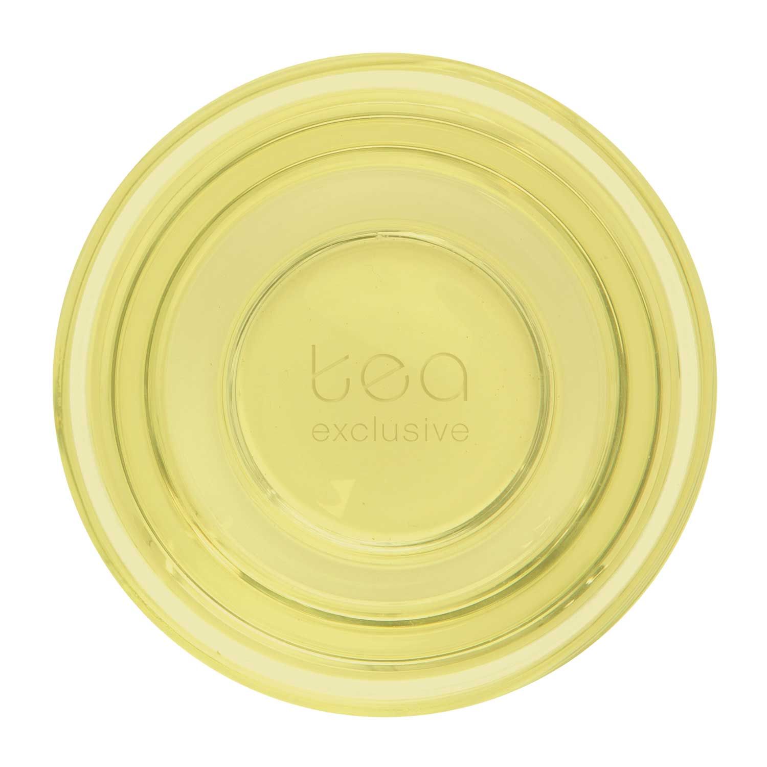 Glas mit gelbem Tee. Aufschrift: tea exclusive.