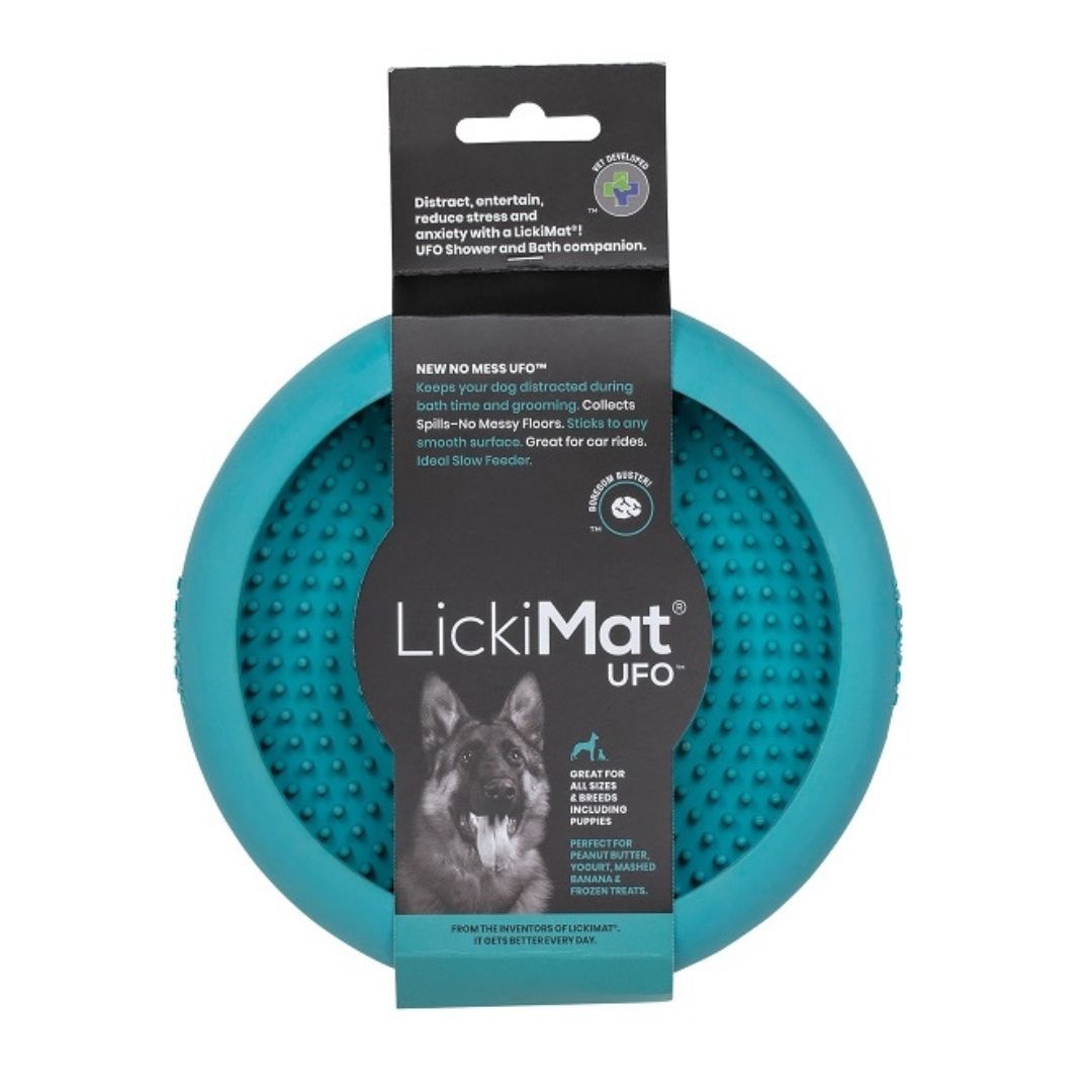 Türkisfarbener LickiMat Ufo mit Verpackung. Schwarze Verpackung mit Produktname und Hundefoto.