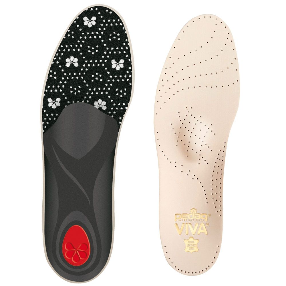 Zwei orthopädische Einlegesohlen. Eine mit schwarzem Stoff und weißen Blumen, die andere beige mit Perforationen und dem Logo "pedag VIVA".