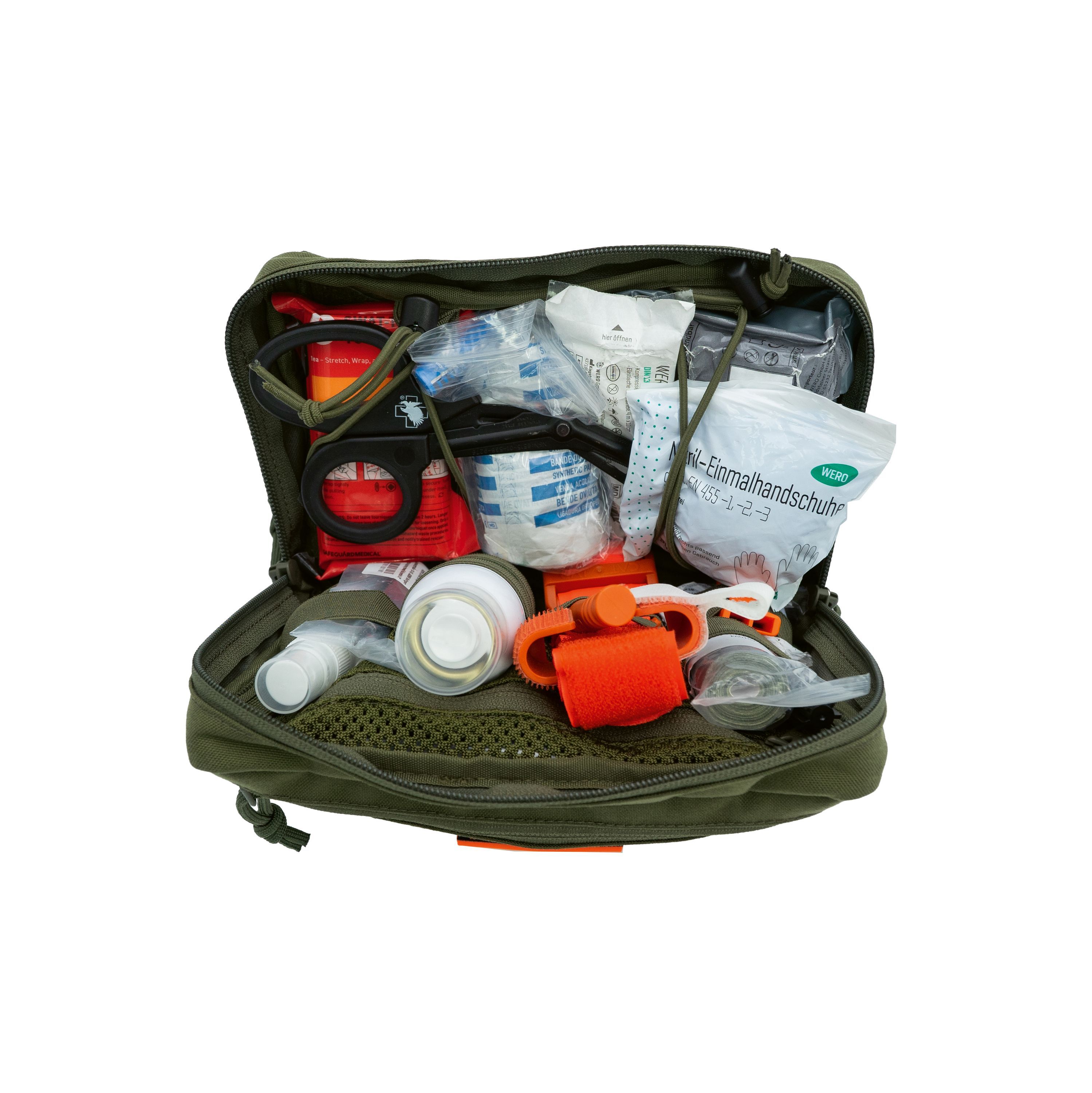 Geöffnete grüne Erste-Hilfe-Tasche. Enthält verschiedene medizinische Artikel: Verbandszeug, Schere, Sprays, etc. Innenfächer zur Organisation.