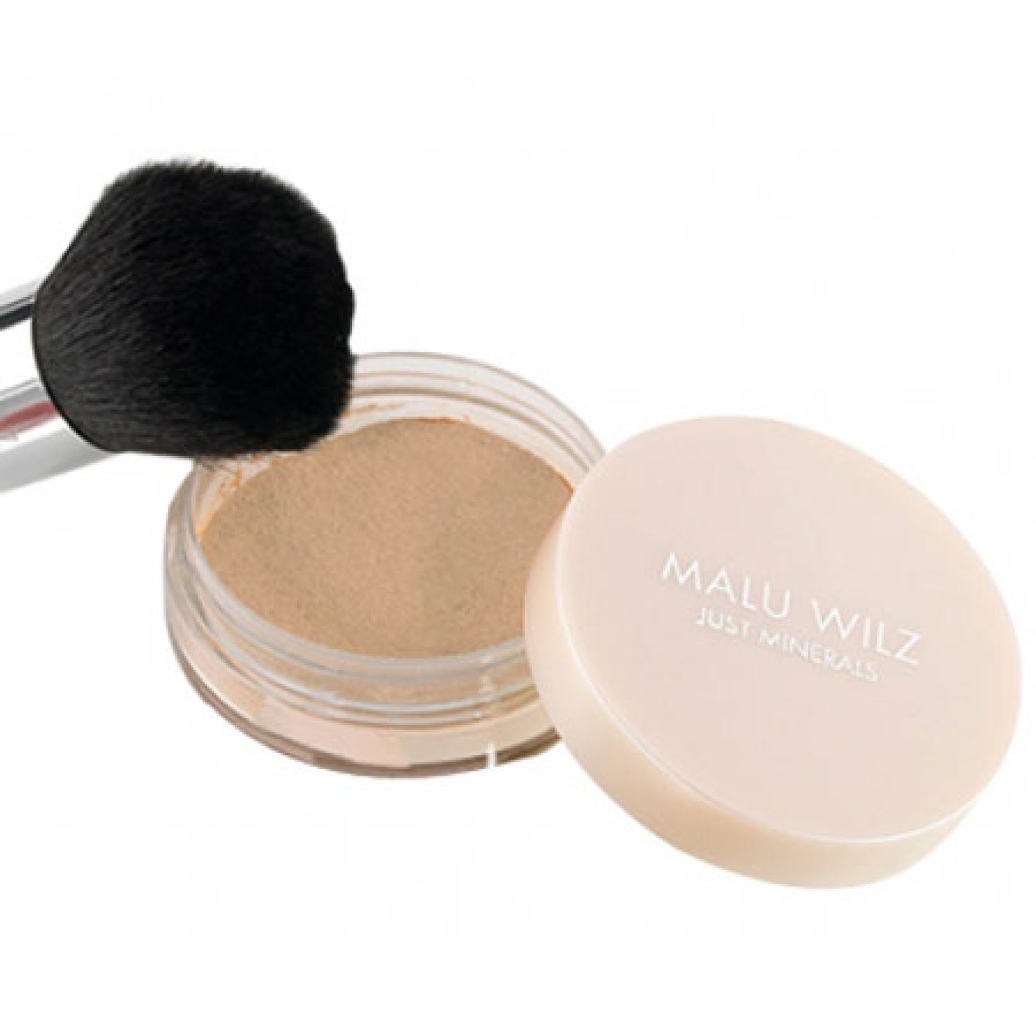Puder-Foundation in offenem Tiegel. Deckel daneben. Pinsel liegt an. Auf dem Deckel steht "MALU WILZ JUST MINERALS".