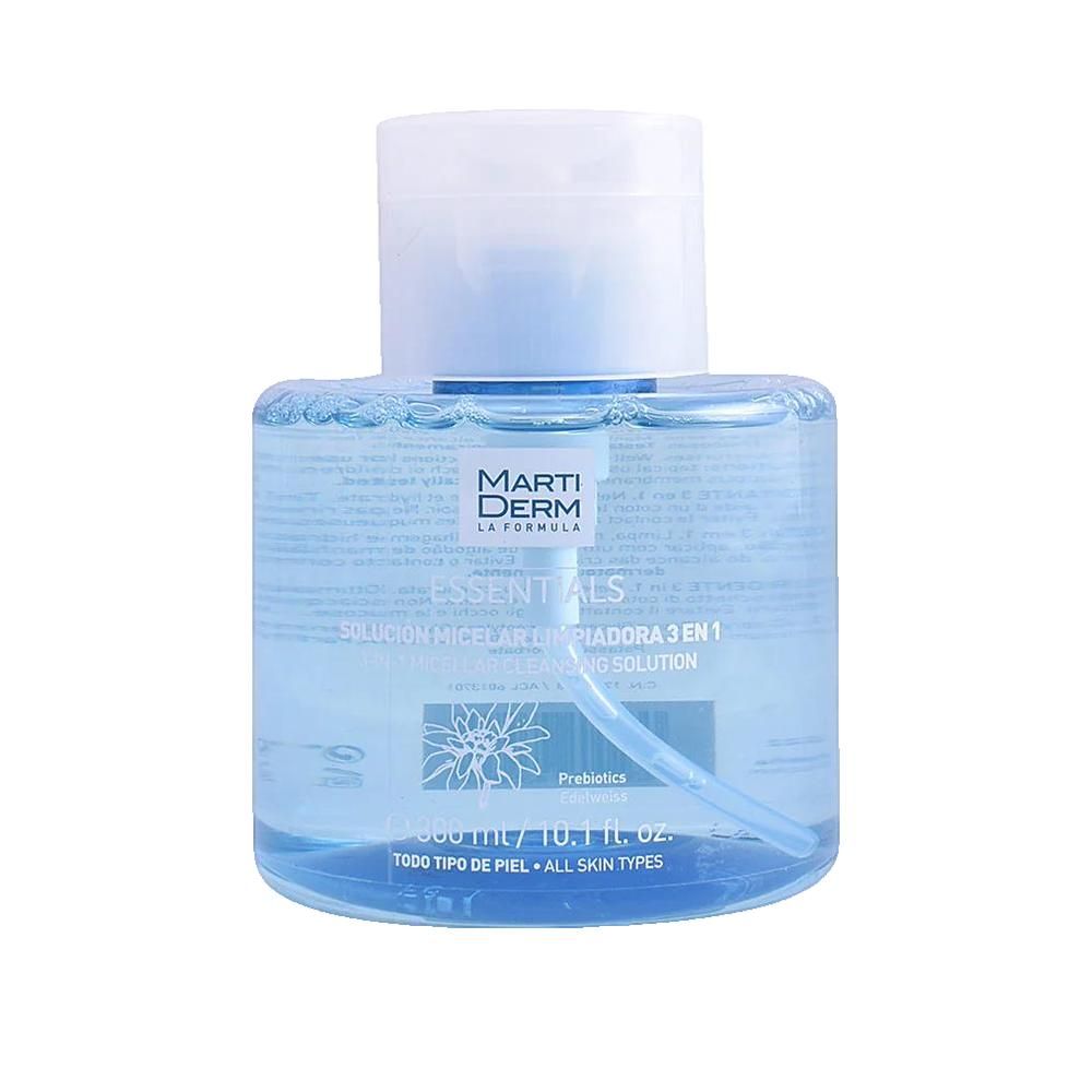 Blau-transparente Flasche mit weißem Deckel. Aufschrift: Marti Derm Essentials, Solución Micelar 3 en 1. Mit Pumpe.