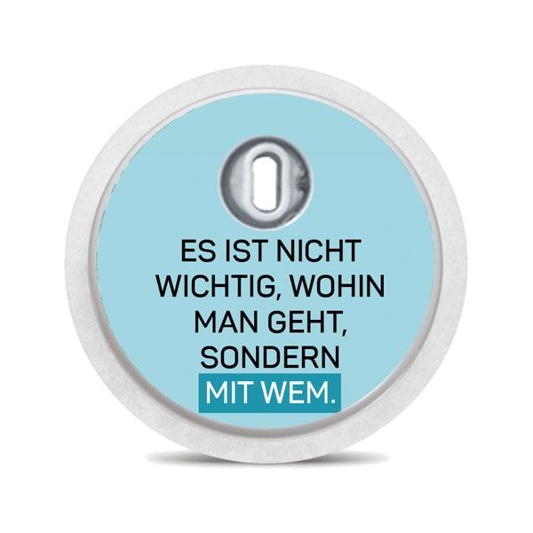 Runder Aufkleber, hellblau, Text: Es ist nicht wichtig, wohin man geht, sondern mit wem. Weißer Rand.