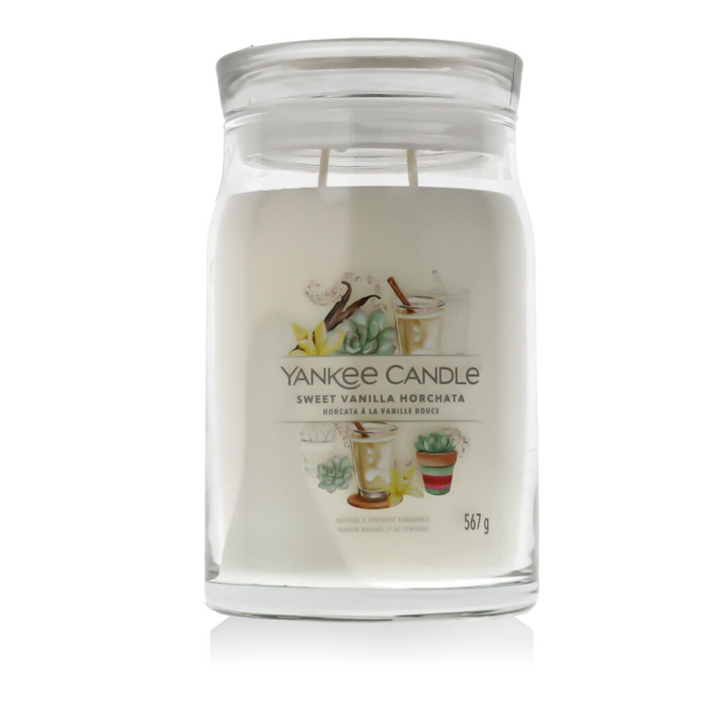 Großes Glas mit Deckel. Aufkleber mit Produktabbildung und Schriftzug: Yankee Candle Sweet Vanilla Horchata. 567 g.