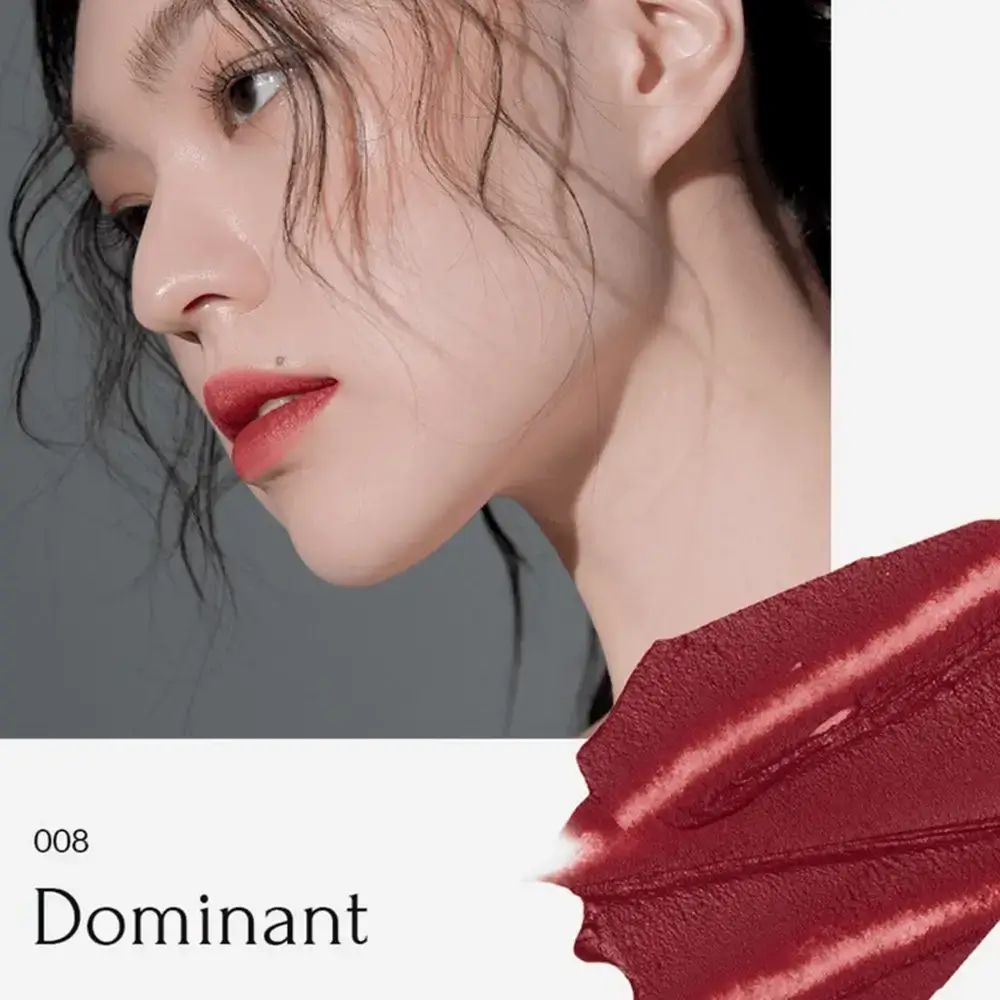 Lippenfarbe 008 Dominant auf Lippen und als Farbmuster. Text: 008 Dominant. Frau mit Lippenfarbe.