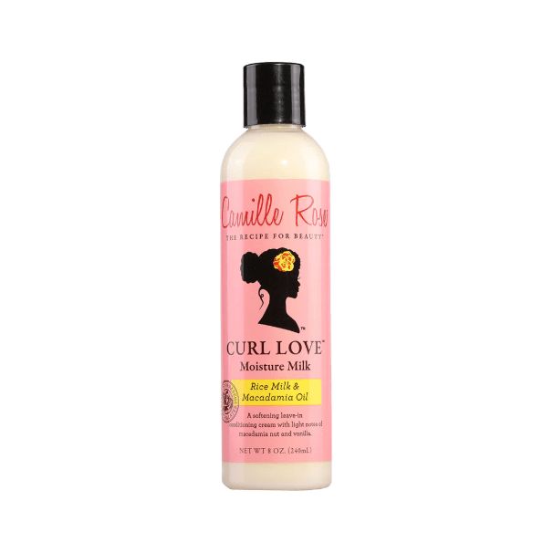 Flasche mit rosa Etikett. Aufschrift: Camille Rose, CURL LOVE Moisture Milk. Enthält Reis- und Macadamiaöl. Schwarzer Deckel.