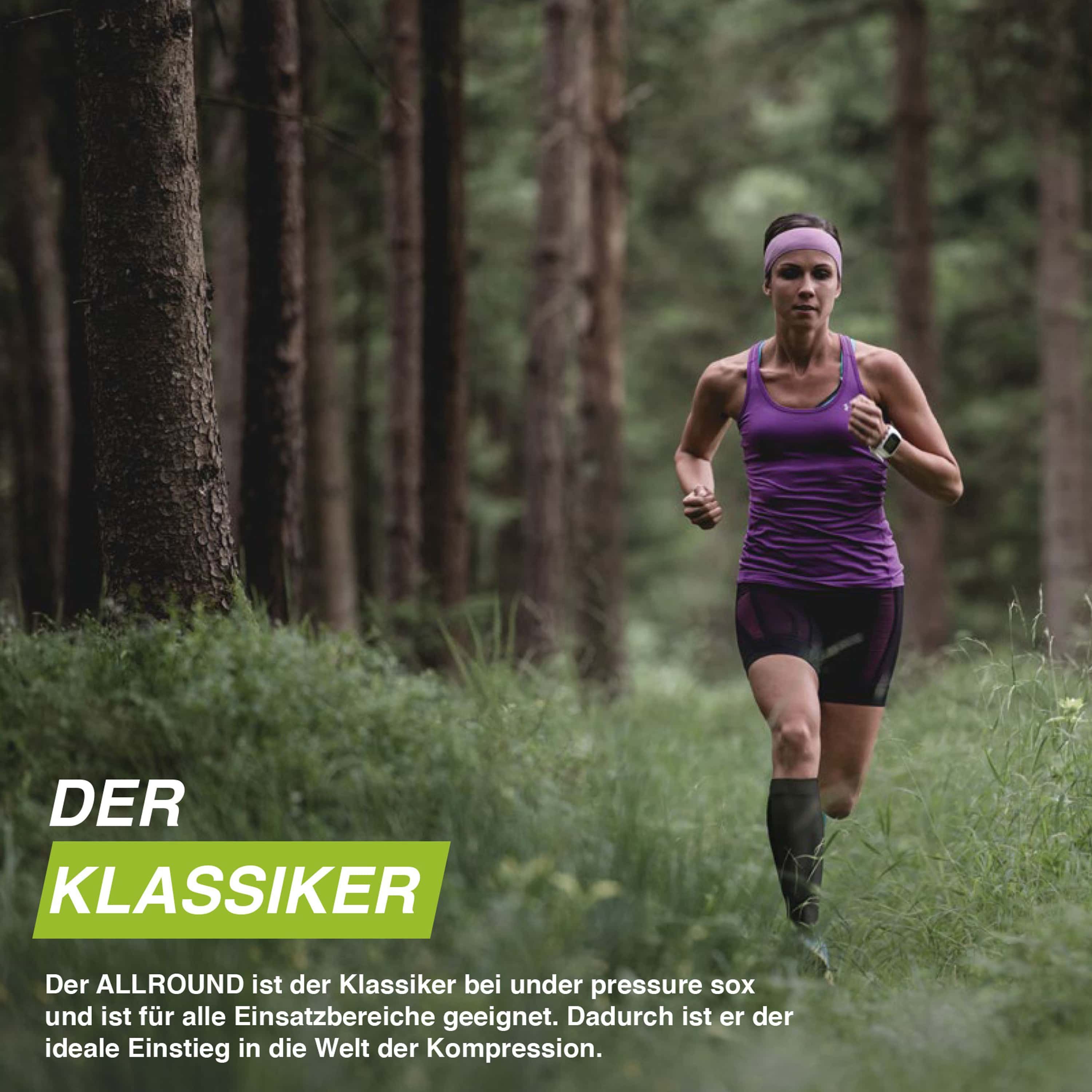 Läuferin im Wald mit schwarzen Kompressionsstrümpfen. Sie trägt Sportkleidung und eine Uhr. Text: "DER KLASSIKER".