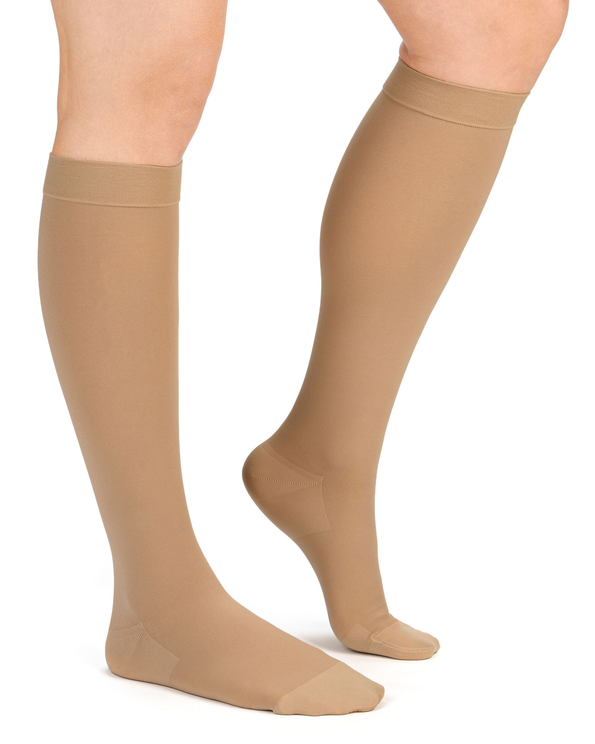 Beine mit haut farbenen Kompressionsstrümpfen. Kniestrümpfe. Blick von der Seite. Strümpfe reichen bis zum Knie.